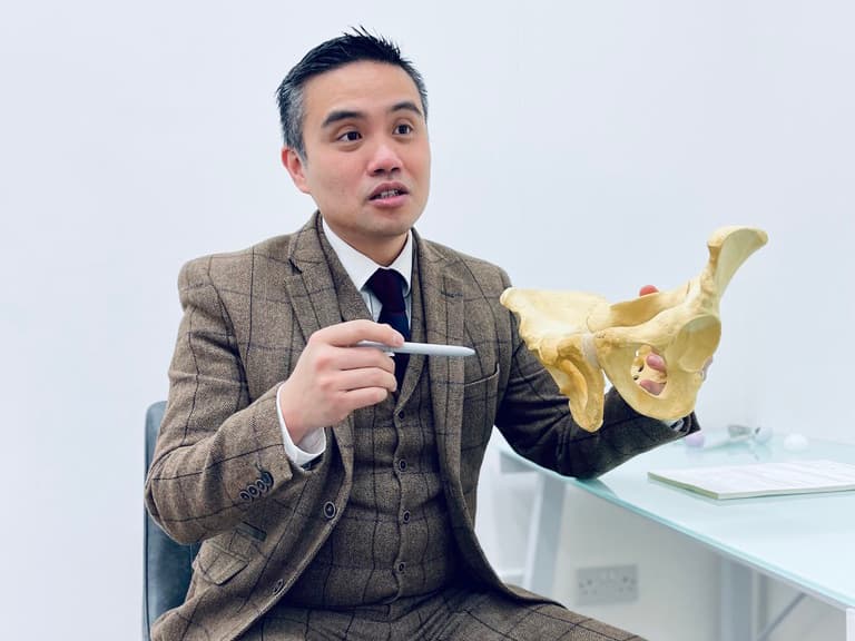 Professor Lee explaining clinical findings with clarity and honesty